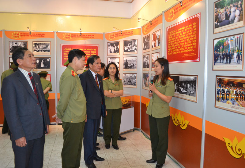Tham quan và nghe thuyết minh về hình ảnh triển lãm