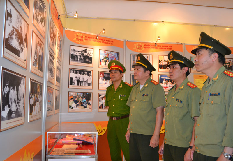 Đông đảo chiễn sĩ lực lượng CAND tham quan triển lãm