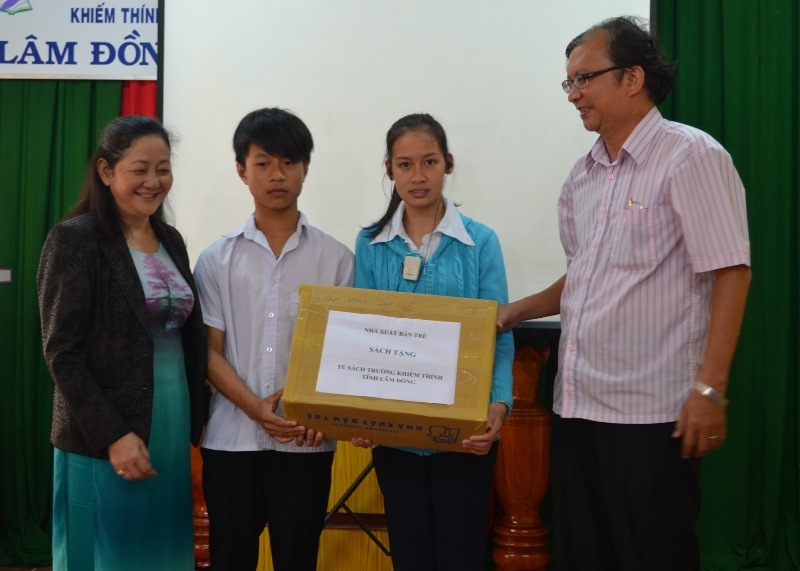 Ông Dương Thành Truyền- Chủ tịch HĐQT nhà xuất bản Trẻ trao tặng sách cho giáo viên và học sinh trường khiếm thính Lâm Đồng