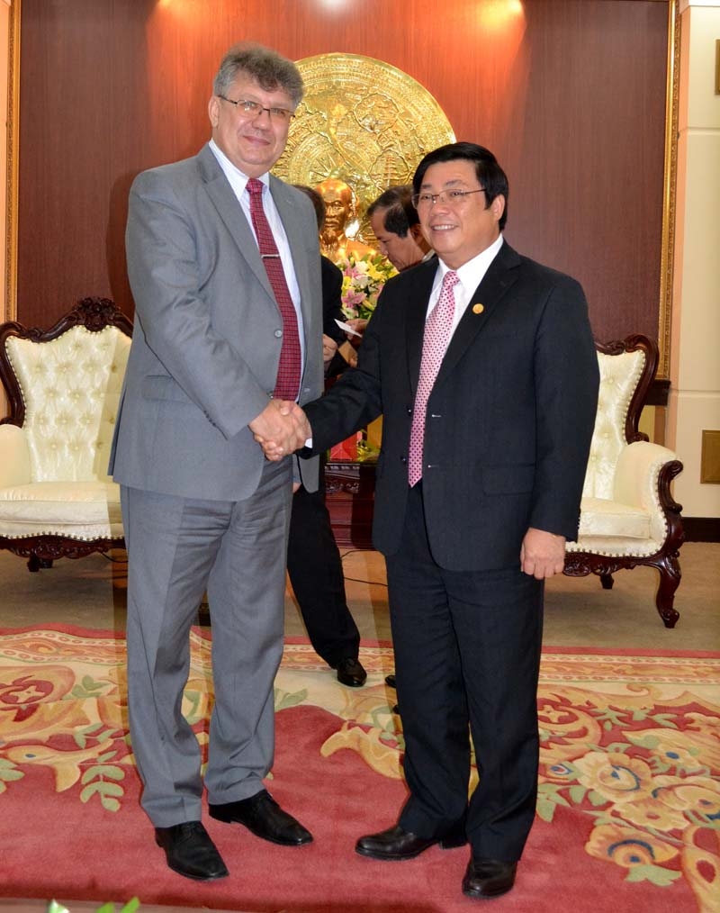 Đồng chí Bí thư Tỉnh ủy và Đại sứ đặc mệnh toàn quyền Liên Bang Nga chụp ảnh lưu niệm