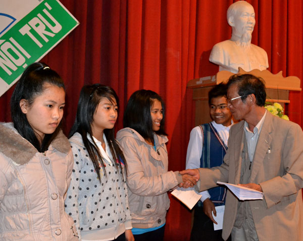 Ông Nguyễn Thanh Đạm - Tổng Biên tập Báo Lâm Đồng trao học bổng cho các em học sinh nghèo vượt khó