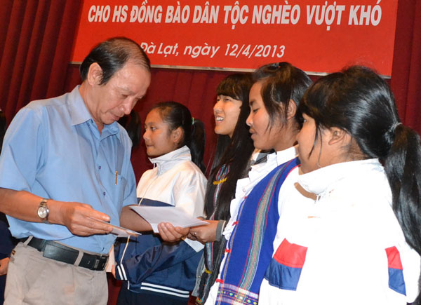 Ông Văn Công Cảnh - Tổng Biên tập Báo Tây Ninh trao học bổng cho các em học sinh nghèo vượt khó