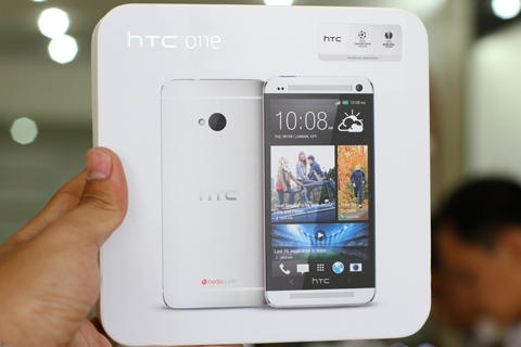 Hộp đựng HTC one kiểu vuông, mỏng và lớn hơn so với one X hay one X+ năm ngoái