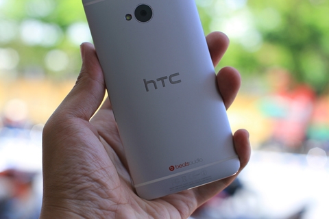 HTC one với mặt lưng hơi uốn cong, vỏ máy làm từ nhôm với kiểu dáng nguyên khối