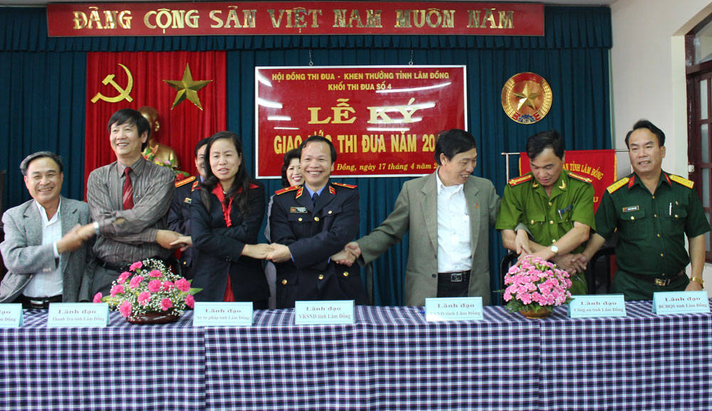 Khối thi đua số 4 ký Giao ước thi đua năm 2013