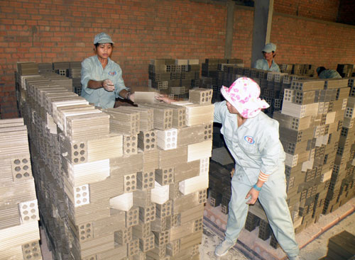 Về buôn gặp… công nhân