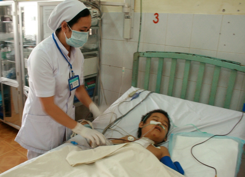 Cứu bệnh nhi bị đạn bắn xuyên tim, phổi