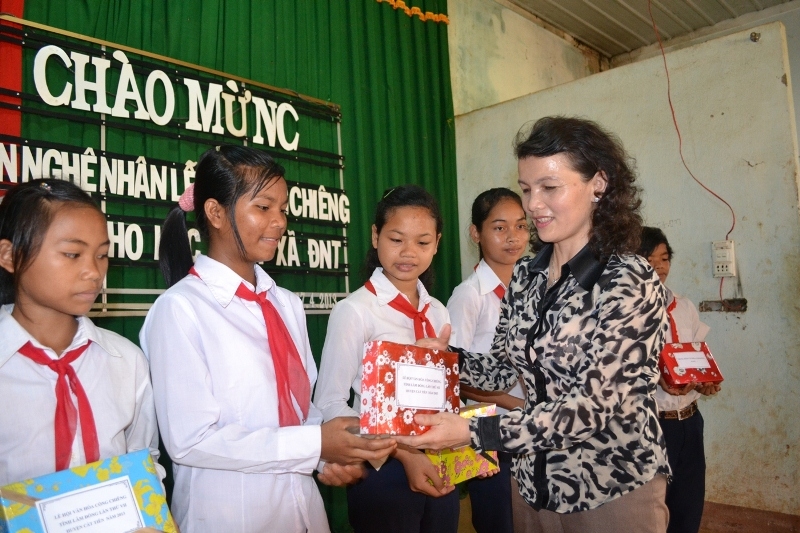 Nghệ nhân cồng chiêng giao lưu, tặng sách vở cho học sinh nghèo Đồng Nai Thượng