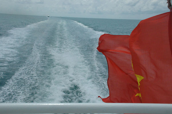 Hoạt động du lịch ở Phú Quốc cũng đang phát triển rất mạnh. Mỗi ngày có từ 6 đến 8 chuyến bay đi từ TP. HCM và hơn 10 chuyến tàu cao tốc đi từ Rạch Giá, Hà Tiên rẽ sóng đưa khách nội địa và quốc tế ra đảo. Khách châu Âu rất thích đi du lịch Phú Quốc vì môi trường thiên nhiên ở đây còn giữ được nét hoang sơ. Nhiều dự án lớn đang hình thành, hy vọng Phú Quốc sẽ trở thành một đặc khu kinh tế phát triển trong tương lai. Song, vấn đề thách thức cũng đặt ra là nếu phát triển theo lối ăn xổi, thiếu kiến thức trong qui hoạch, quản lý thì có thể môi trường thiên nhiên sẽ bị băm nát, bị tàn phá và không còn hấp dẫn được ai! 