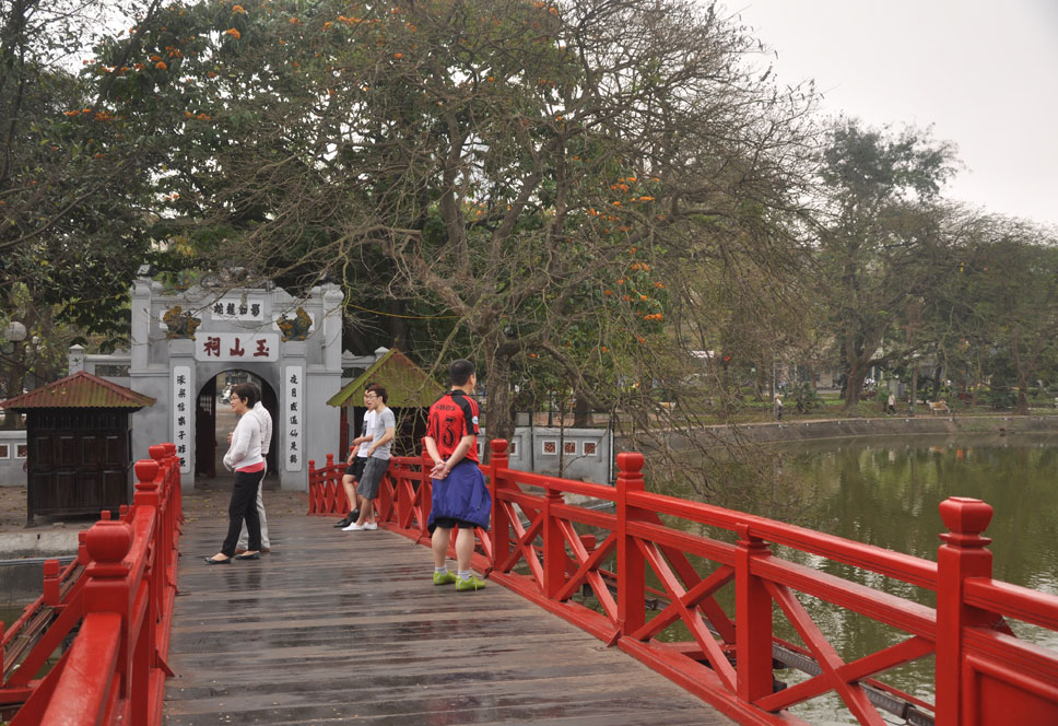 Cầu Thê Húc “Hội tụ ánh sáng đẹp của mặt trời”