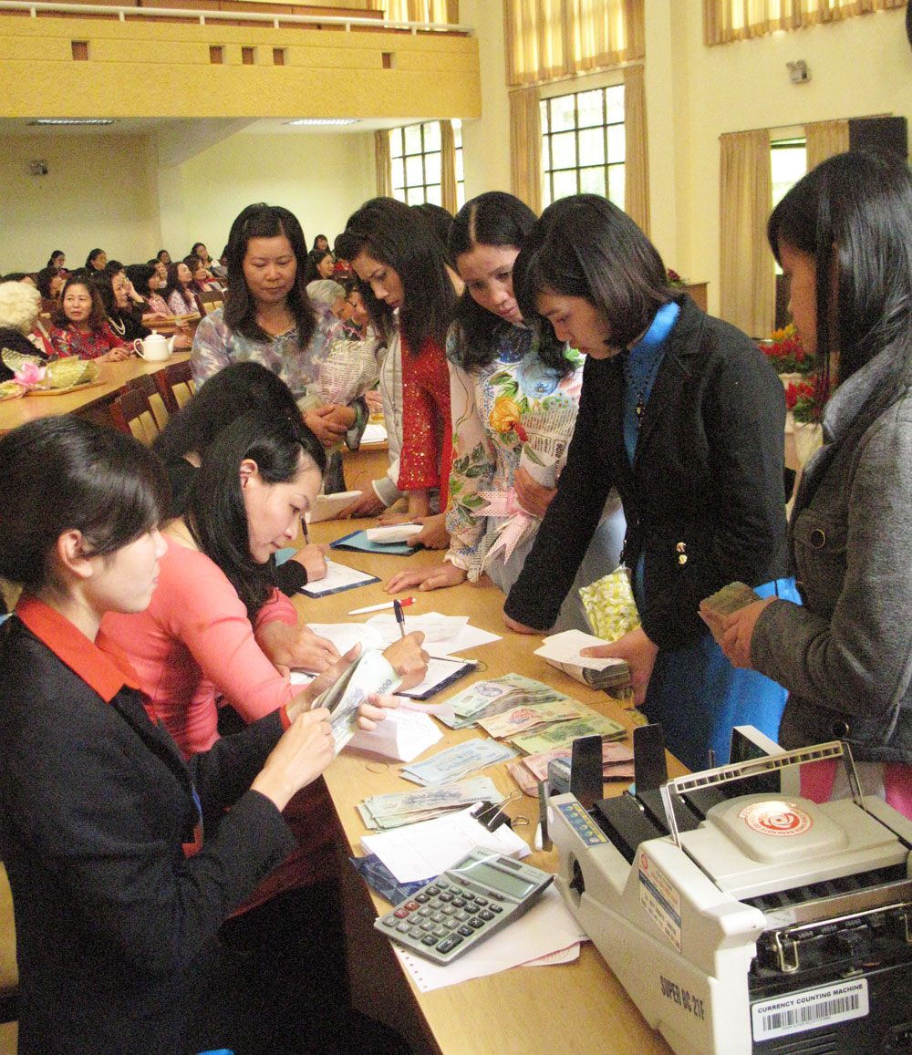 Nhiều hội viên thuộc 19 đơn vị trực thuộc Hội Phụ nữ Đà Lạt đã đóng góp quỹ ngay sau khi phát động