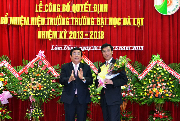 Đồng chí Huỳnh Đức Hòa - Bí thư Tỉnh ủy, Chủ tịch HĐND tỉnh tặng hoa chúc mừng cho tân Hiệu trưởng Trường ĐH Đà Lạt. Ảnh: Văn Báu