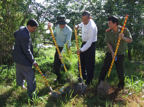 Ra quân hành động vì môi trường và Chiến dịch tình nguyện hè - kỳ nghỉ hồng 2013