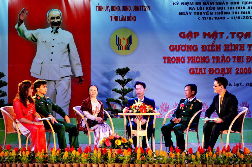 Giao lưu, gặp mặt những gương cá nhân tiêu biểu. Ảnh: Văn Báu 