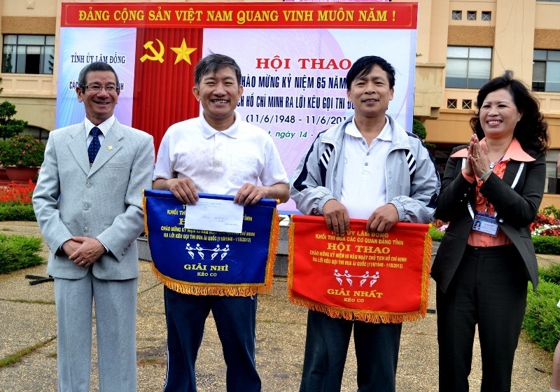 Trao giải nhất, nhì nội dung kéo co