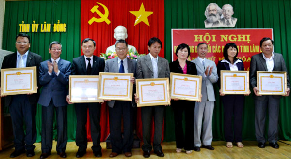 Các đảng viên được Ban Thường vụ Tỉnh ủy tặng bằng khen đạt thành tích 5 năm liền hoàn thành xuất sắc nhiệm vụ