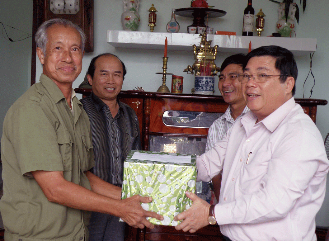 Bí thư Tỉnh uỷ tặng quà cho bệnh binh Đinh Văn Nghị