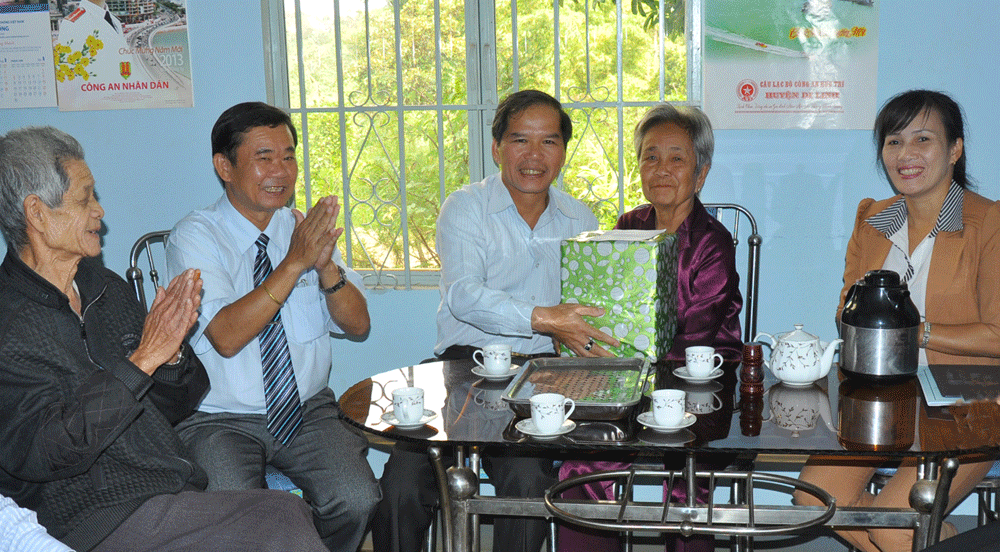 Đồng chí Nguyễn Xuân Tiến - UVTW Đảng, Phó Bí thư Tỉnh ủy, Chủ tịch UBND tỉnh thăm và tặng quà gia đình bà Lê Thị Hoa (thương binh, ở Liên Đầm, Di Linh)
