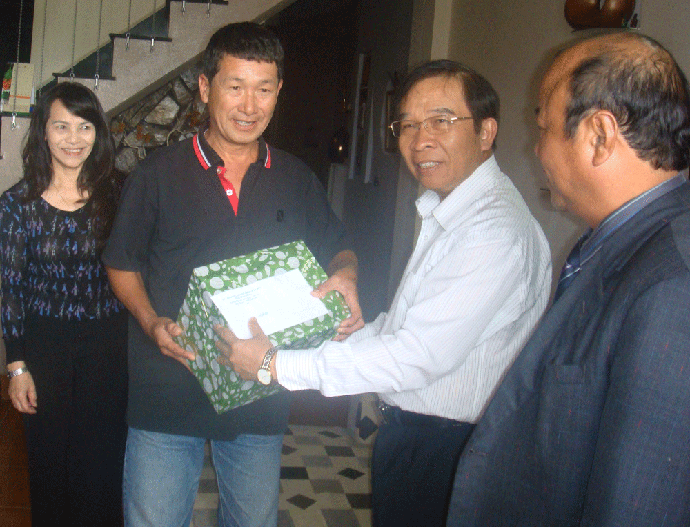 Đồng chí Vũ Công Tiến - Phó Bí thư Tỉnh ủy, Trưởng đoàn Đại biểu Quốc hội đơn vị tỉnh Lâm Đồng tặng quà cho thương binh Lý Đức Tín ở TP Đà Lạt