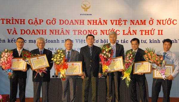 Trao tặng bằng khen cho các cá nhân, tập thể kiều bào ở nước ngoài tiêu biểu tại hội nghị