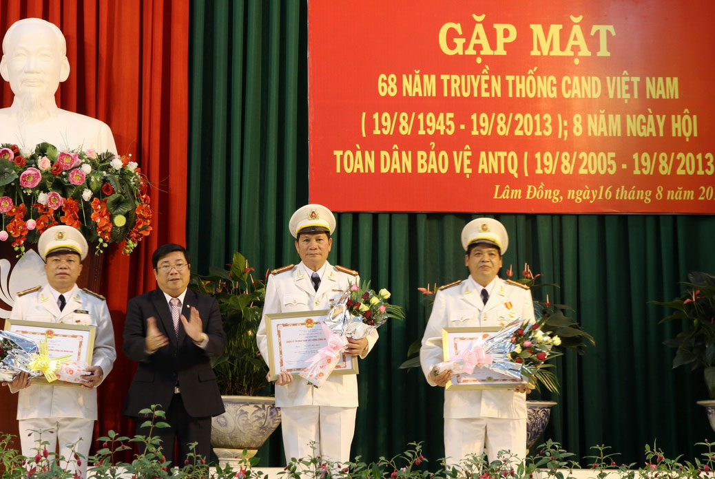 Đồng chí Bí thư Tỉnh ủy, Chủ tịch HĐND tỉnh trao danh hiệu Chiến sỹ thi đua toàn lực lượng công an cho những cá nhân có thành tích