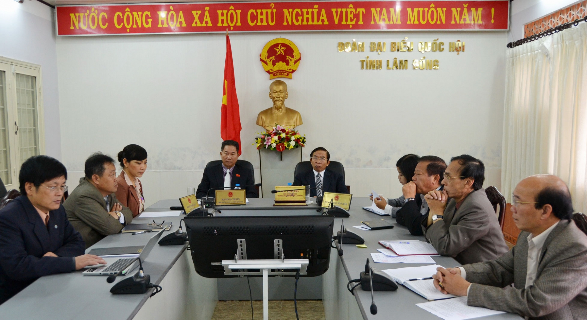Văn bản có dấu hiệu vi phạm pháp luật làm hạn chế, gây thiệt hại cho người dân