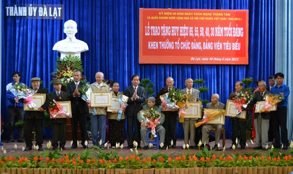 Đà Lạt: Trao tặng Huy hiệu Đảng cho 83 đảng viên