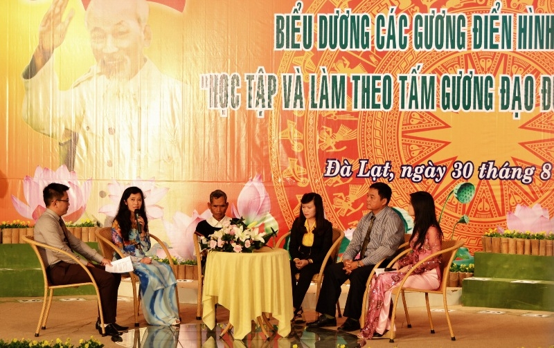 Hội nghị biểu dương gương điển hình tiên tiến học tập và làm theo tấm gương đạo đức Hồ Chí Minh