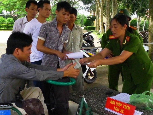Cấp tiền tàu xe về nhà cho phạm nhân được đặc xá.
