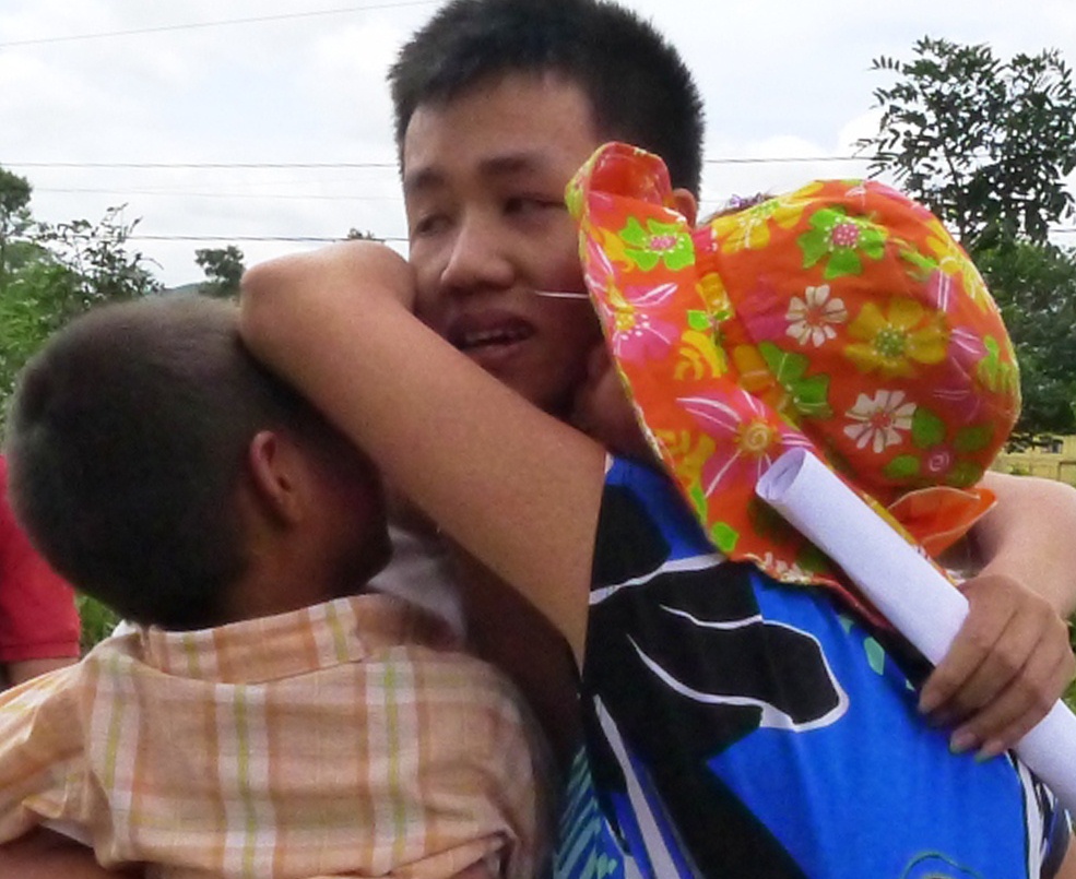Vui mừng khi gặp lại người thân.