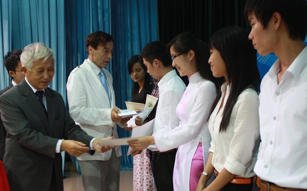 Trao 170 học bổng Vallet cho học sinh, sinh viên Tây Nguyên, Nam Trung bộ
