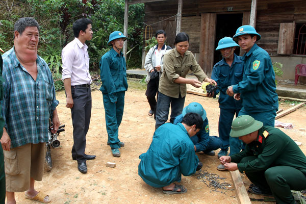 Bộ đội và dân quân huyện Đức Trọng giúp dân lợp lại nhà bị lốc cuốn bay