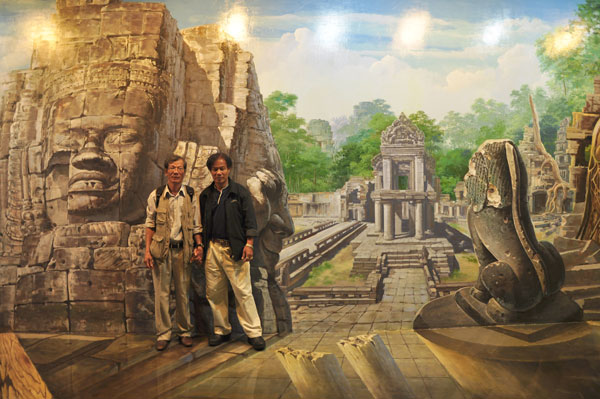 Art in Pradise - Bảo tàng ảnh 3D lớn nhất thế giới do doanh nhân Hàn Quốc đầu tư 20 triệu USD ở Chiang Mai trong 18 năm. Doanh nhân có dự tính đầu tư mô hình bảo tàng này sang Việt Nam. Mới khai trương hơn 1 tháng nhưng với 145 bích họa, tranh cổ điển, cảnh đẹp trên thế giới do 14/20 họa sĩ bậc thầy vẽ tranh, ảnh nổi của Hàn Quốc thực hiện đã thu hút nhiều người tham quan. Trong ảnh: Tác giả và đồng nghiệp Suphat Mahawan hình dung đang đứng trước không gian Ăng - co - Vat (Cămpuchia)