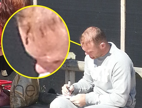Rooney được bắt gặp khi đang đi dạo trong công viên cùng vợ con