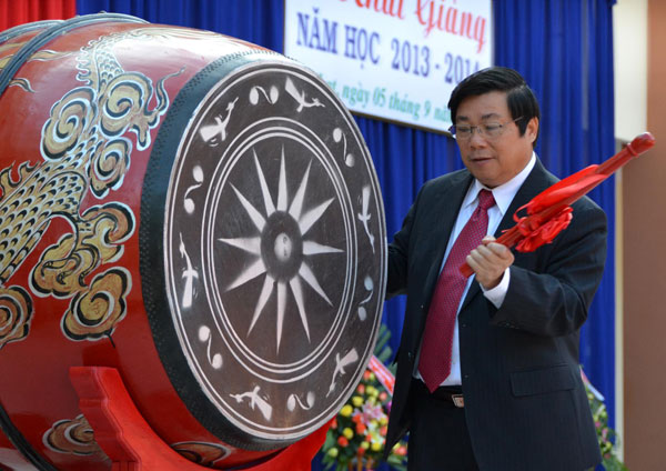 Đ/c Huỳnh Đức Hòa - Bí thư Tỉnh ủy đánh trống khai giảng năm học mới tại Trường THPT Trần Phú
