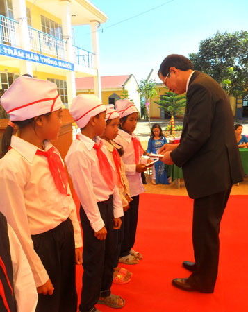 Đ/c Hoàng Sỹ Sơn - Phó Bí thư Thường trực Tỉnh ủy trao học bổng cho các em học sinh nghèo học giỏi của Trường Tiểu học Tà Hine. Ảnh: Thy Vũ
