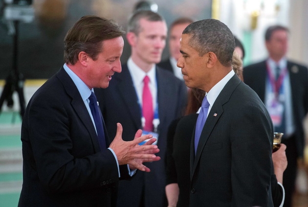 Tổng thống Hoa Kỳ Barack Obama (phải) và Thủ tướng Anh David Cameron (trái) bên lề hội nghị. (Ảnh: Bùi Duy Trinh - Phóng viên TTXVN tại LB Nga)