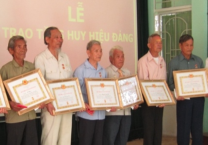 Đạ Tẻh: Trao Huy hiệu Đảng cho đảng viên 30, 40, 50 và trên 60 năm tuổi Đảng