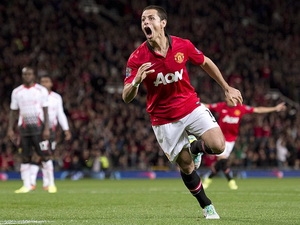Kết quả bóng đá: Chicharito giúp M.U hạ gục Liverpool