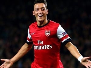 Mesut Oezil nổ súng giúp Arsenal độc chiếm ngôi đầu