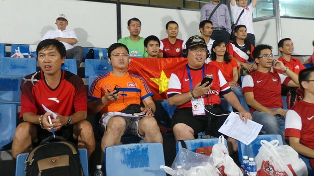 Từ trái qua là nhà báo Nguyễn Nguyên, bình luận viên Huỳnh Sang và ông Trần Song Hải trên khán đài ở trận U19 Việt Nam thắng U19 Đài Loan 6-1 (Ảnh nhân vật cung cấp)