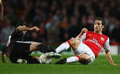  Flamini (phải) là chỗ dựa vững chắc cho hàng thủ