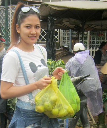 Khách du lịch mua hồng
