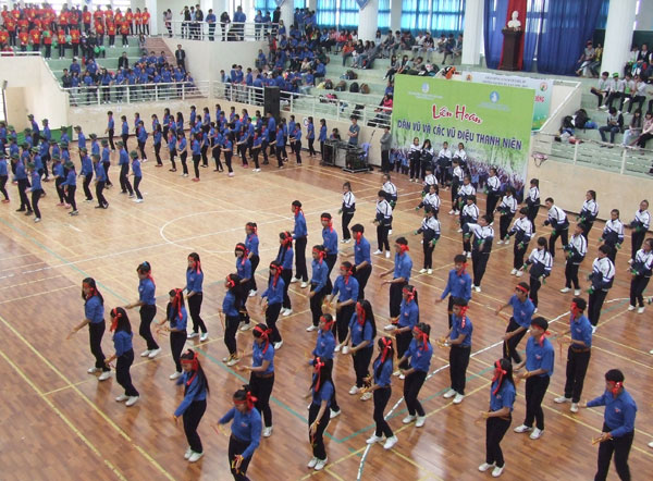 Khán đài ngập tràn màu xanh tình nguyện và màu cờ Tổ quốc của cổ động viên