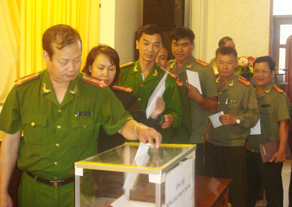 Công an Lâm Đồng ủng hộ đồng bào miền Trung bị bão lụt