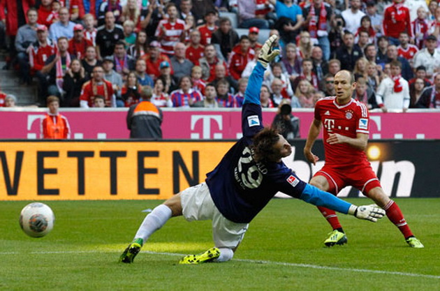 Robben ghi bàn gỡ hòa 1-1 - Ảnh: Reuters
