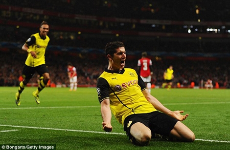 Lewandowski ấn định chiến thắng 2-1 cho Dortmund