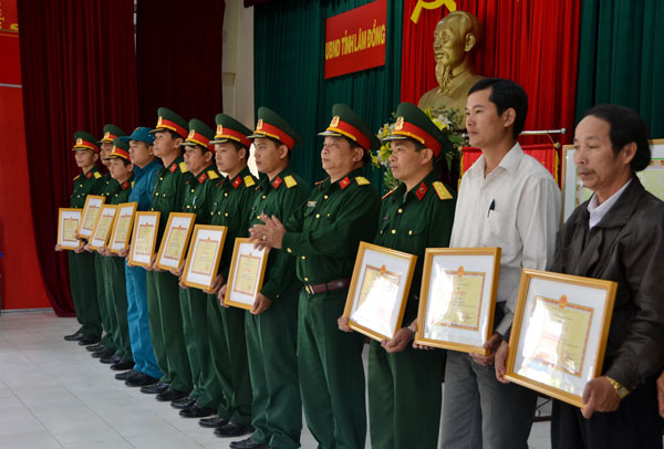 Đại diện Bộ CHQS tỉnh trao giấy khen cho các cá nhân và gia đình