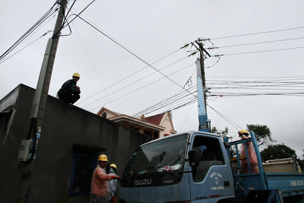 Ngành điện đang khắc phục hậu quả của trận lốc