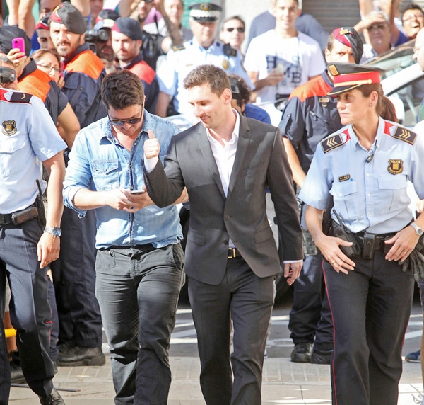 Hình ảnh về Messi không còn "hoàn mỹ" sau vụ bị cáo buộc trốn thuế.